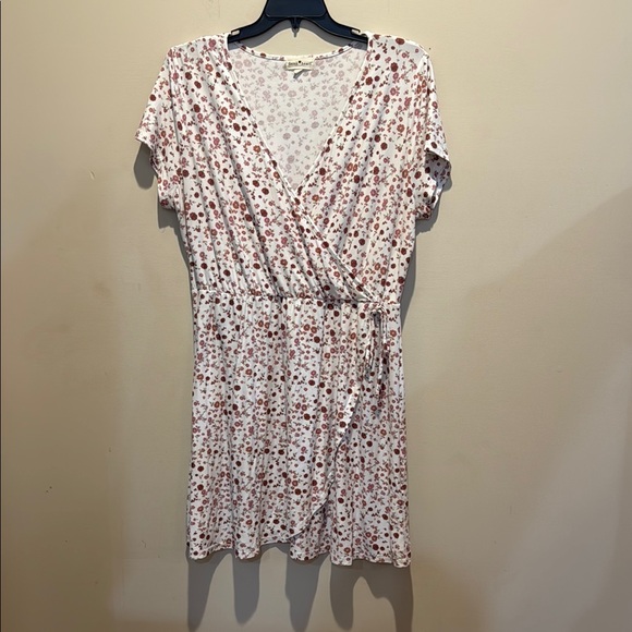 Derek Heart Dresses & Skirts - Derek Heart White and Pink Flutter Sleeve Mini Sundress - Worn once!